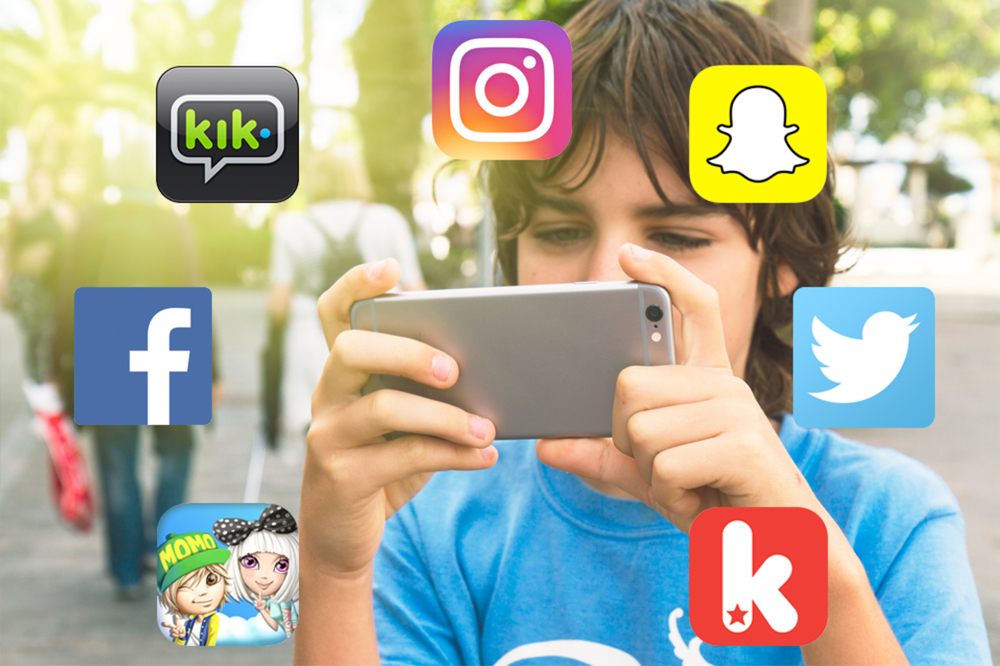 En gutt med smarttelefon omringet av ikoner som facebook, instagram, snapchat og twitter