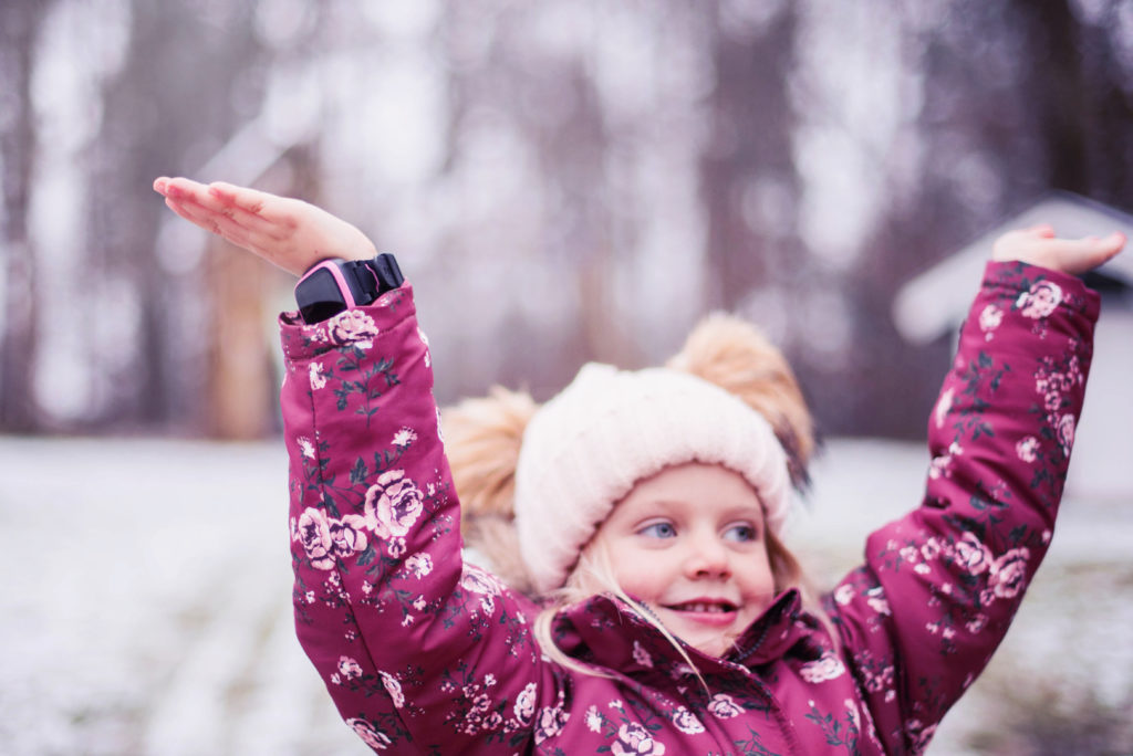 Barn som leker ute på vinteren