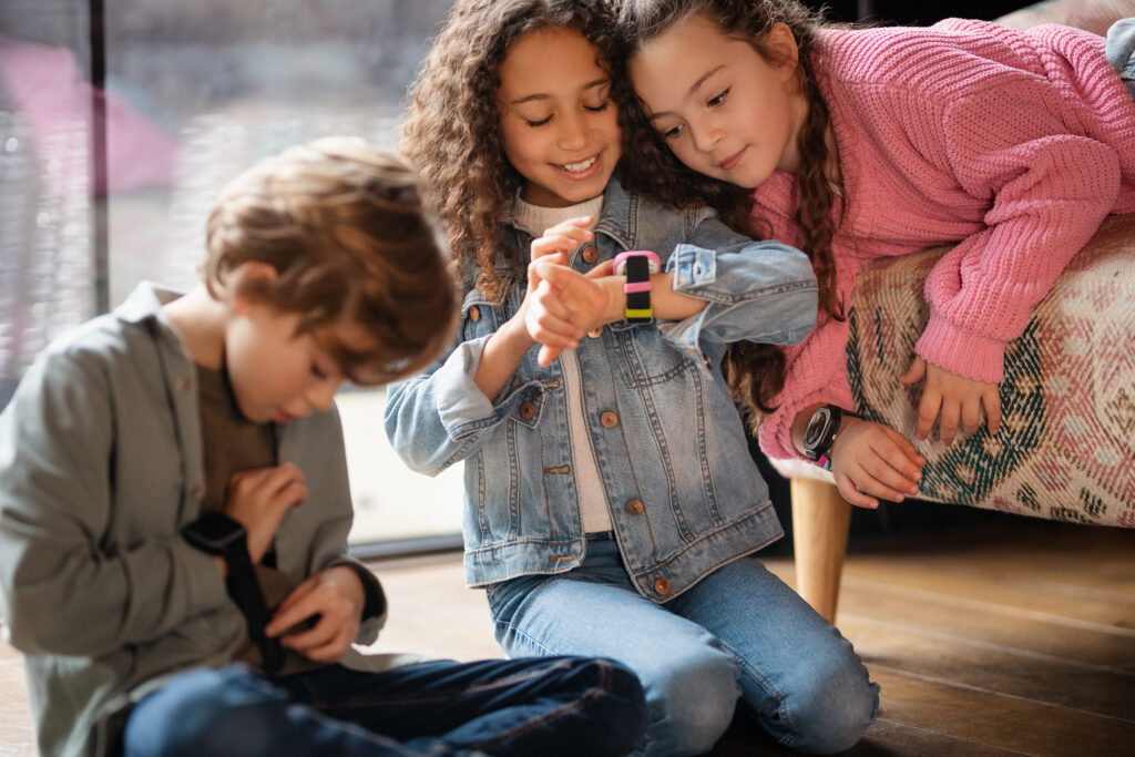 Barn som leker med vår smartklokke X6pro.