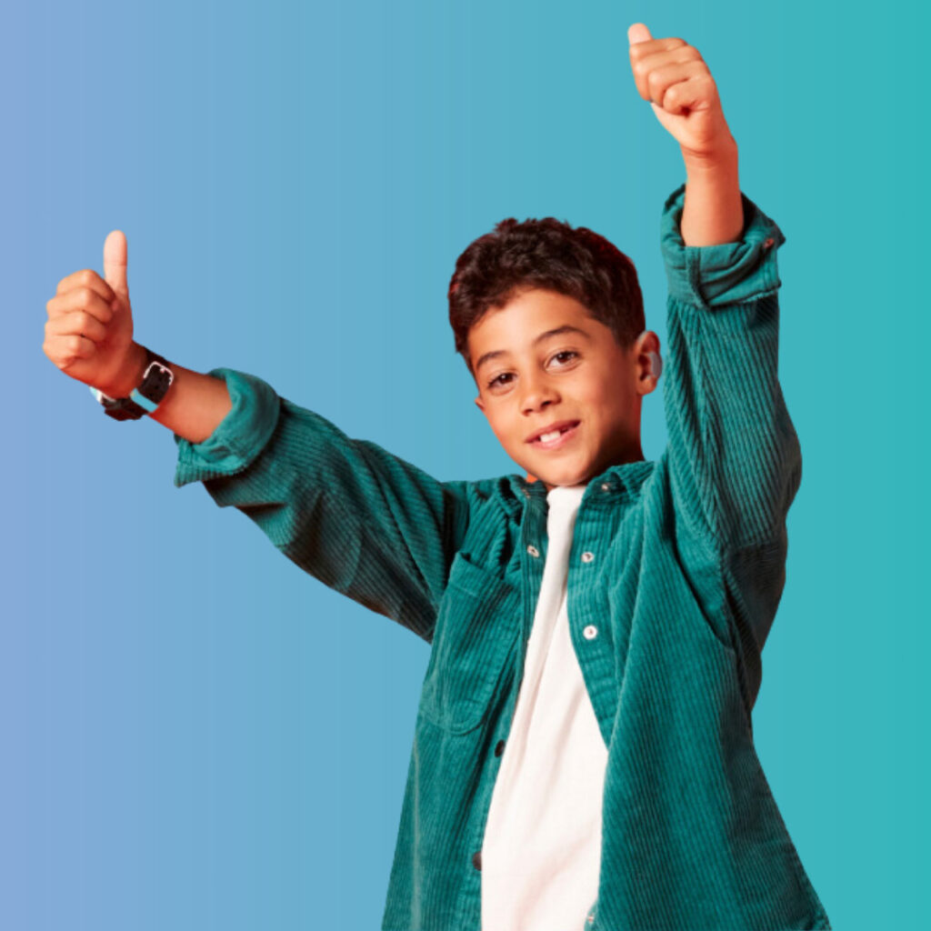 Dreng i innendørsaktiviteter