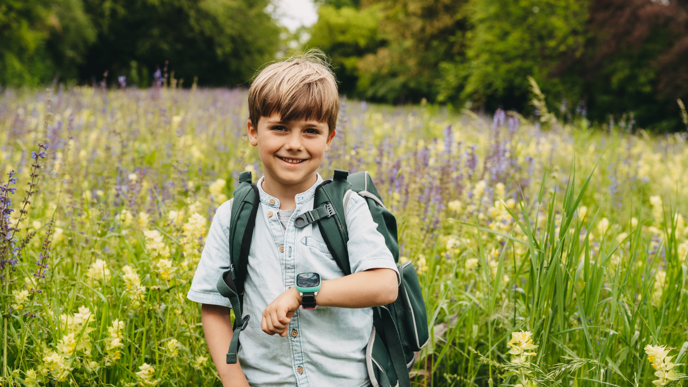 Hvordan oppmuntre et sjenert barn til å begynne på skolen?